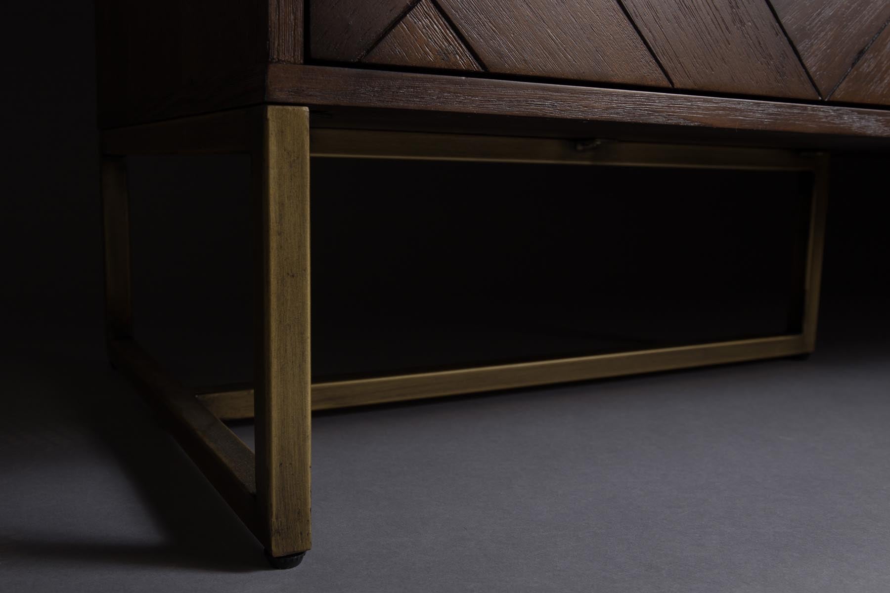 Sideboard Class Low in Braun/Messing präsentiert im Onlineshop von KAQTU Design AG. Sideboard ist von Dutchbone