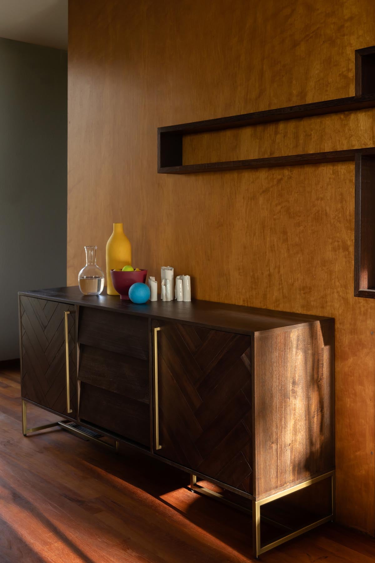Sideboard Class High in Braun/Messing präsentiert im Onlineshop von KAQTU Design AG. Sideboard ist von Dutchbone