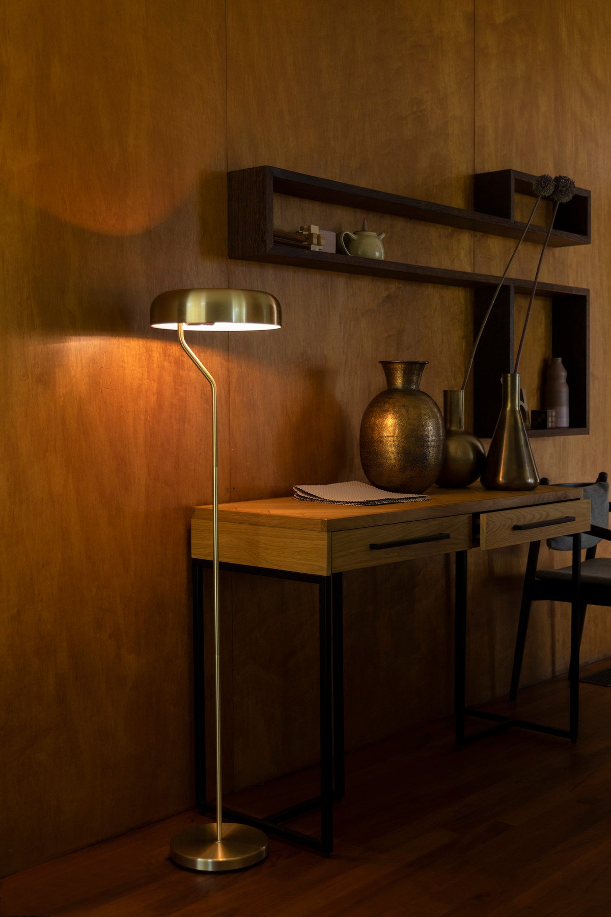 Stehleuchte Eclipse in Gold präsentiert im Onlineshop von KAQTU Design AG. Stehleuchte ist von Dutchbone