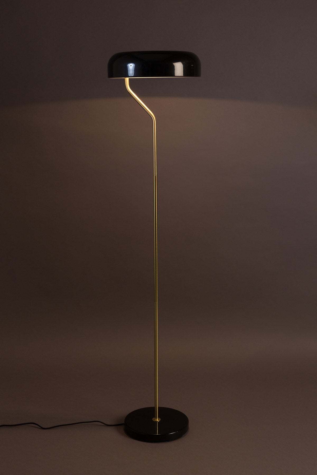 Stehleuchte Eclipse in Schwarz präsentiert im Onlineshop von KAQTU Design AG. Stehleuchte ist von Dutchbone
