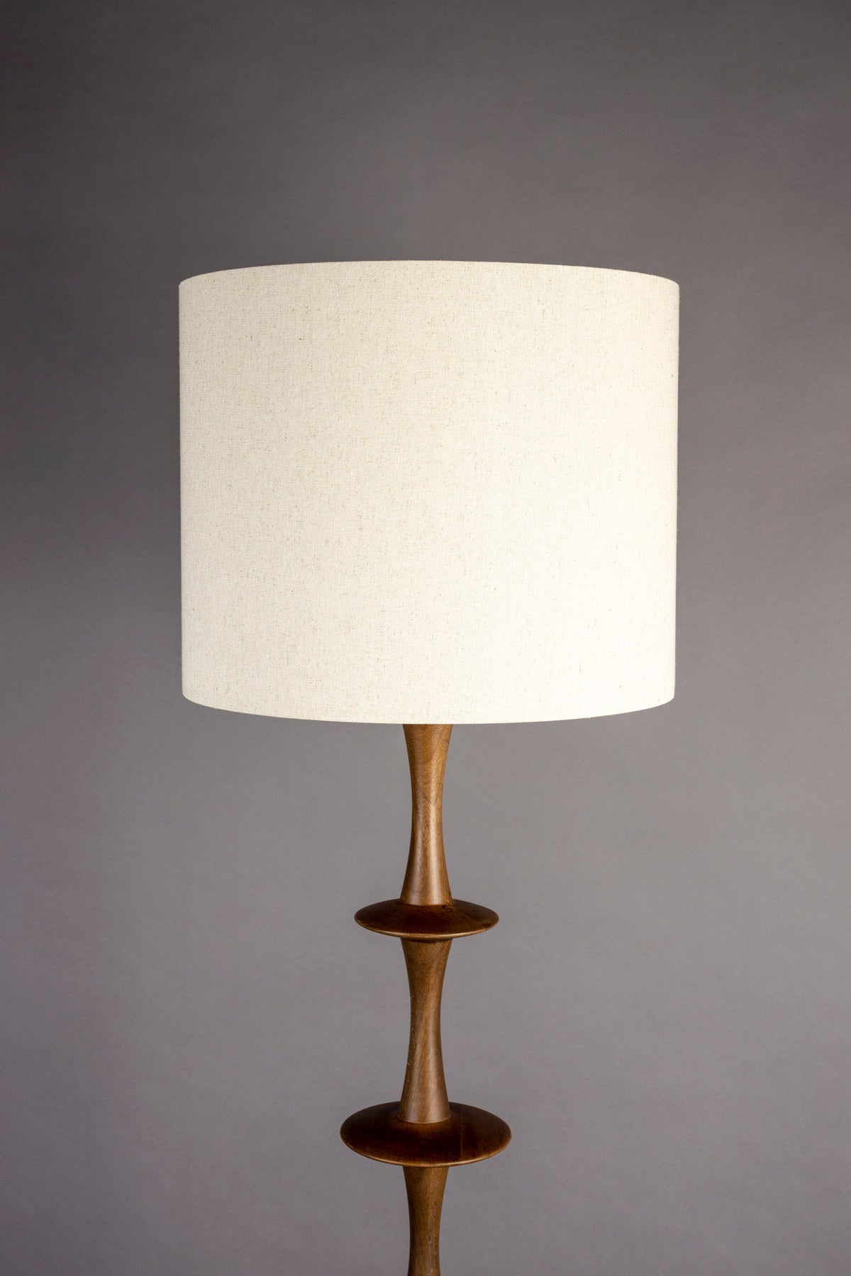 Stehleuchte Cath in Walnuss präsentiert im Onlineshop von KAQTU Design AG. Stehleuchte ist von Dutchbone