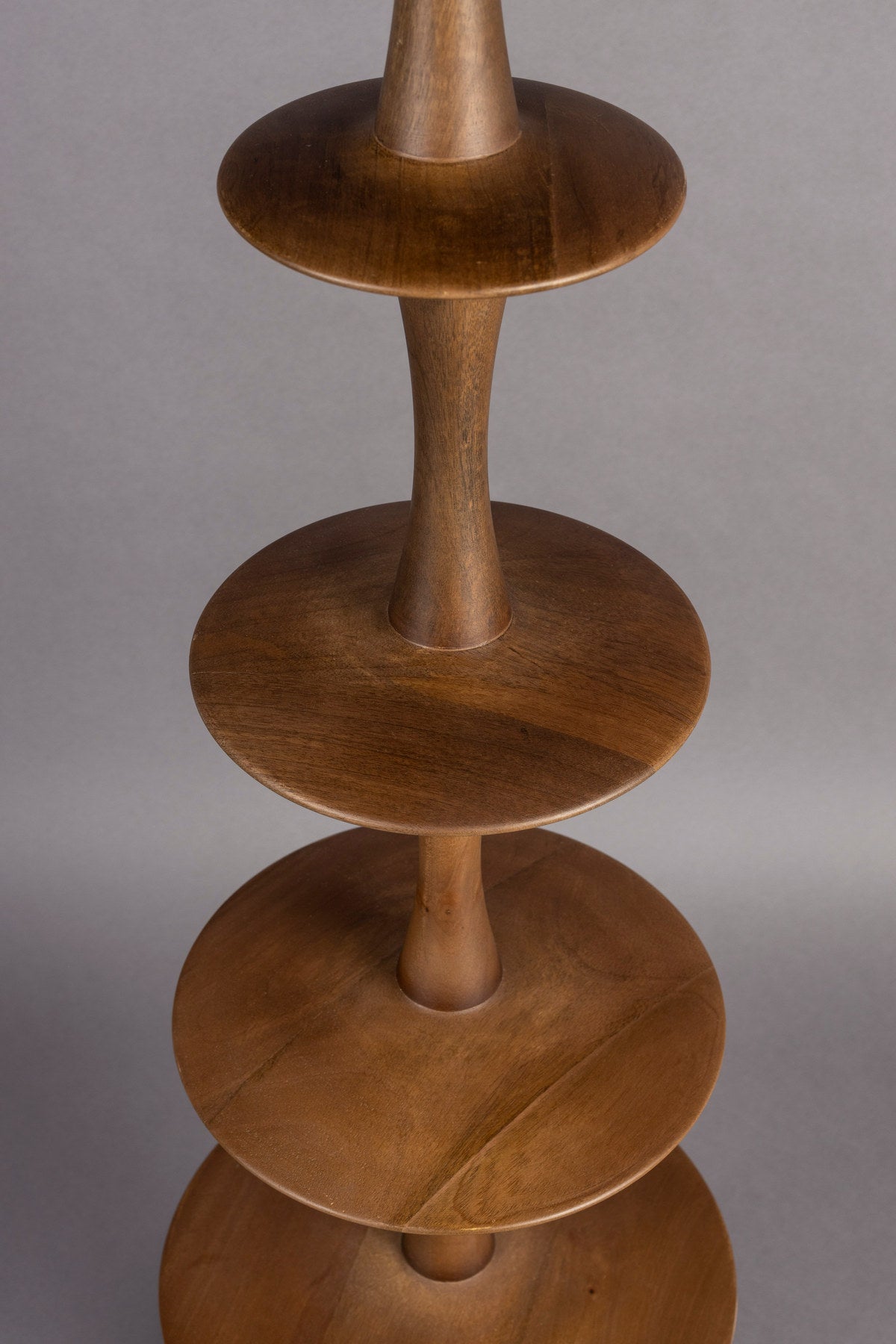 Stehleuchte Cath in Walnuss präsentiert im Onlineshop von KAQTU Design AG. Stehleuchte ist von Dutchbone