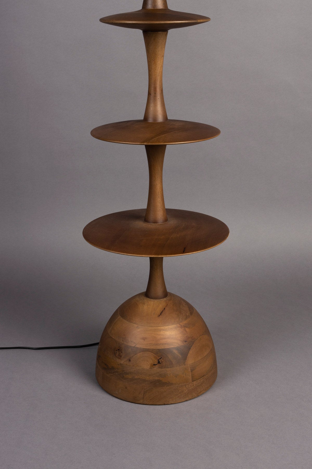 Stehleuchte Cath in Walnuss präsentiert im Onlineshop von KAQTU Design AG. Stehleuchte ist von Dutchbone