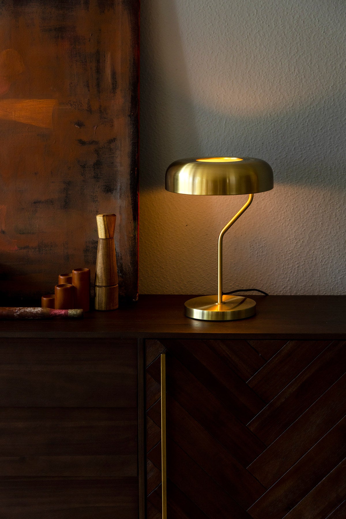 Tischleuchte Eclipse in Gold präsentiert im Onlineshop von KAQTU Design AG. Tischleuchte ist von Dutchbone