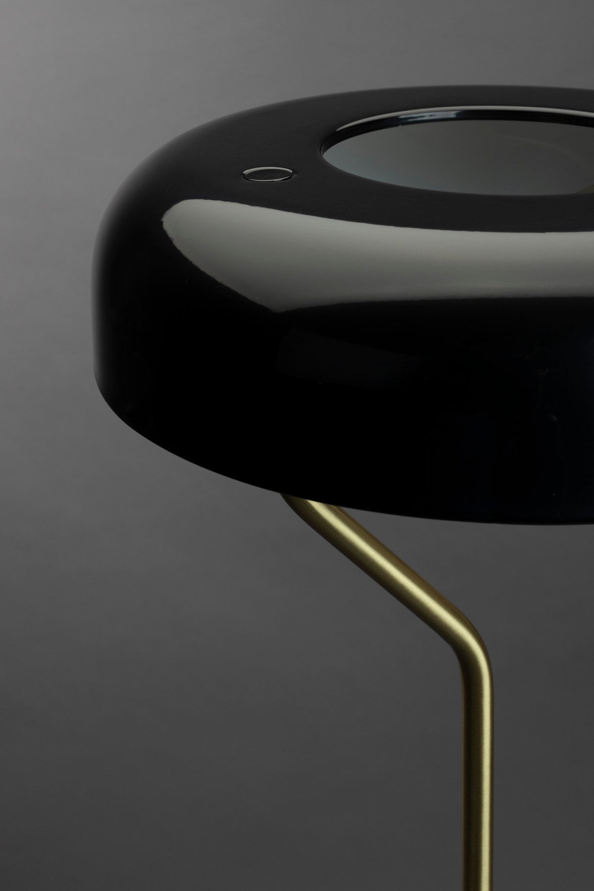 Tischleuchte Eclipse in Schwarz präsentiert im Onlineshop von KAQTU Design AG. Tischleuchte ist von Dutchbone