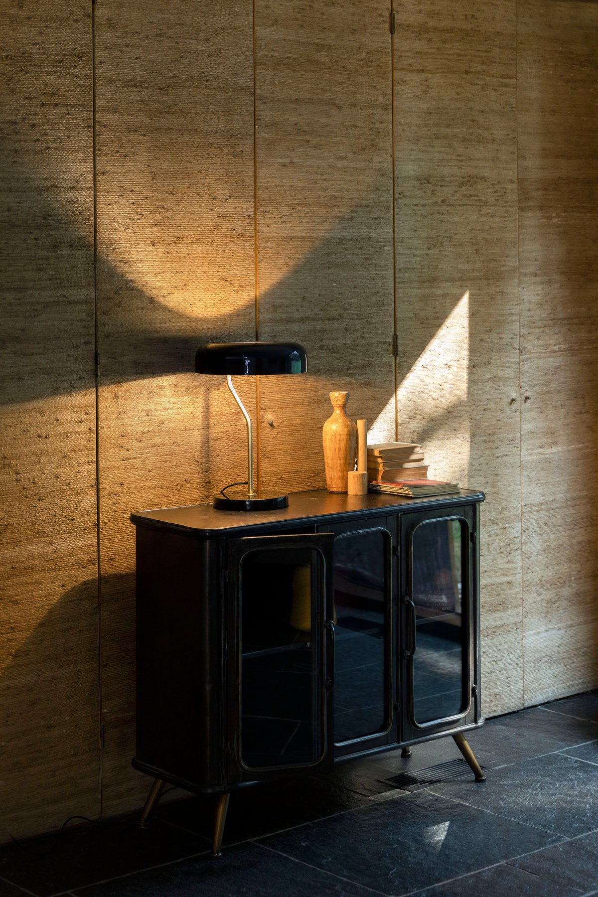 Tischleuchte Eclipse in Schwarz präsentiert im Onlineshop von KAQTU Design AG. Tischleuchte ist von Dutchbone