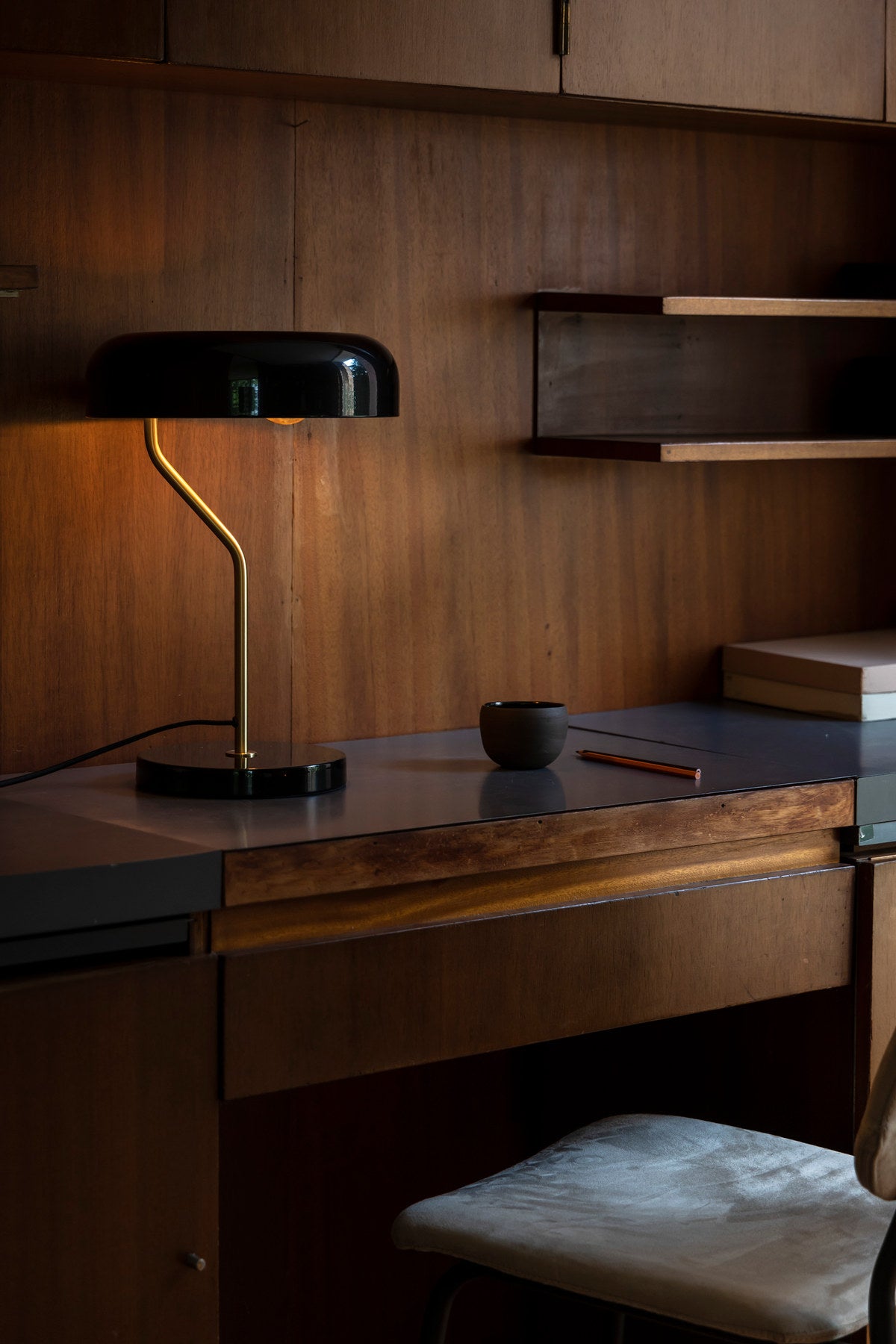 Tischleuchte Eclipse in Schwarz präsentiert im Onlineshop von KAQTU Design AG. Tischleuchte ist von Dutchbone