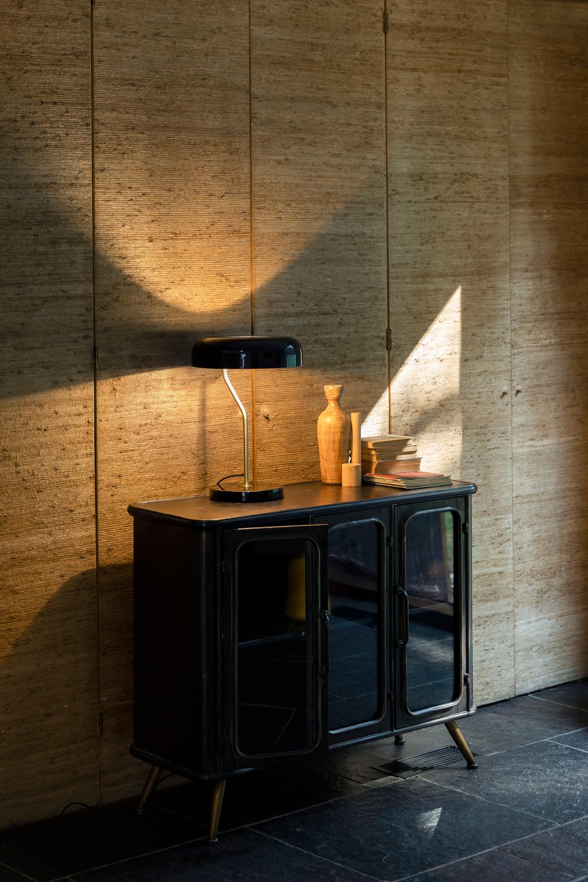 Tischleuchte Eclipse in Schwarz präsentiert im Onlineshop von KAQTU Design AG. Tischleuchte ist von Dutchbone
