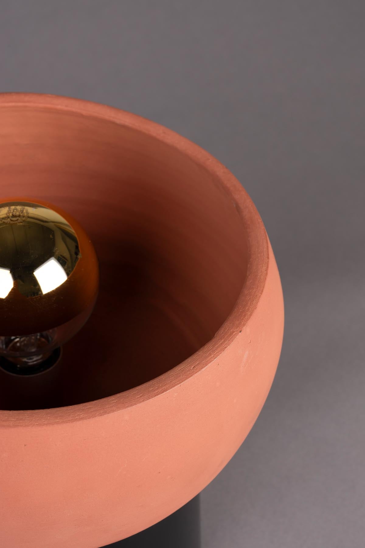 Tischleuchte Zahra in Rot präsentiert im Onlineshop von KAQTU Design AG. Tischleuchte ist von Dutchbone