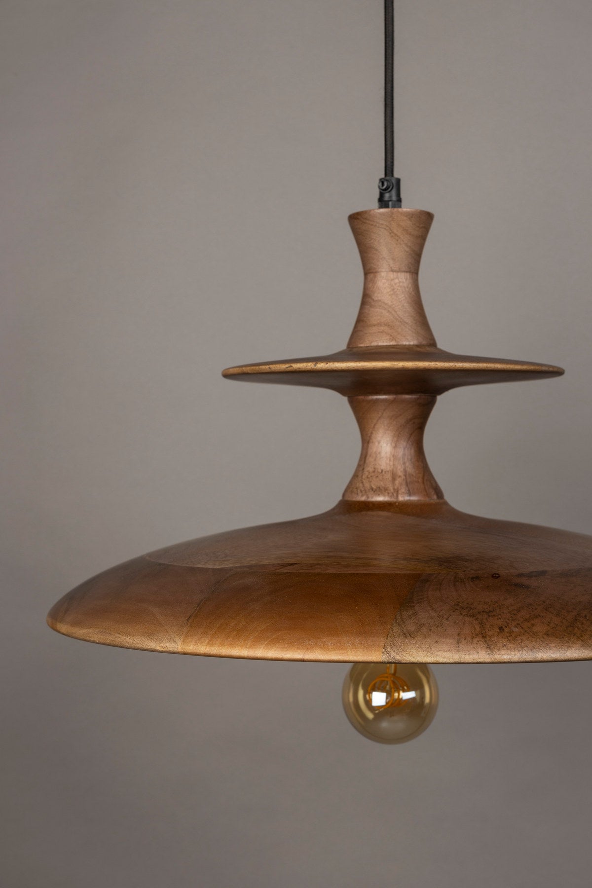 Pendellampe Cath L in Walnuss präsentiert im Onlineshop von KAQTU Design AG. Pendelleuchte ist von Dutchbone