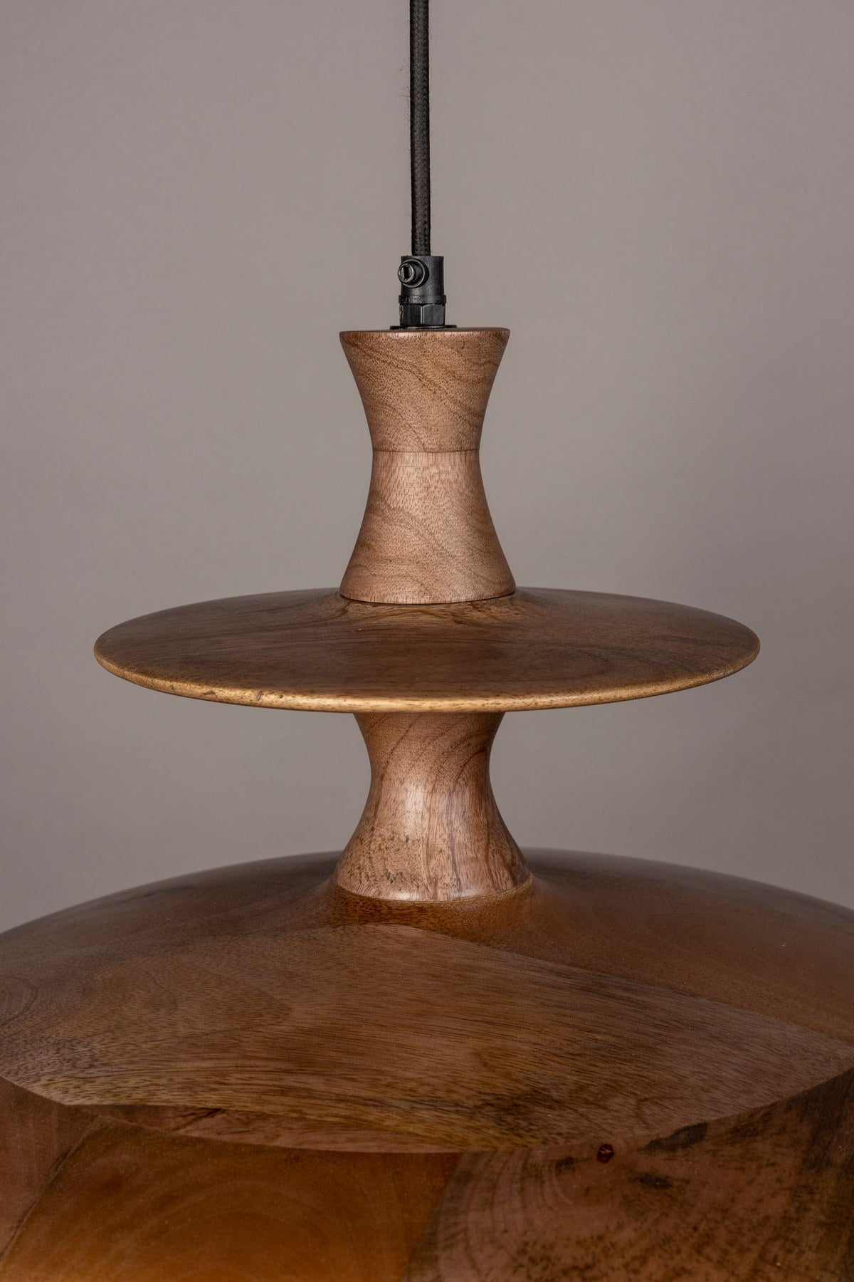 Pendellampe Cath L in Walnuss präsentiert im Onlineshop von KAQTU Design AG. Pendelleuchte ist von Dutchbone