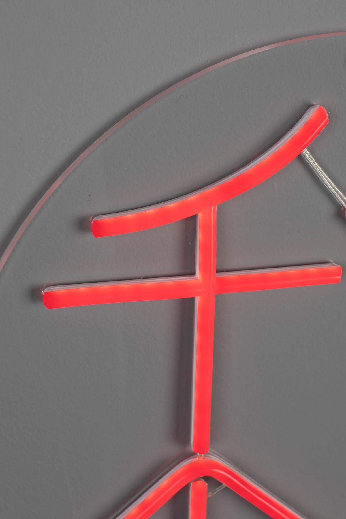 Neon Wandleuchte Sya Autumn in Orange präsentiert im Onlineshop von KAQTU Design AG. Wandleuchte ist von Dutchbone