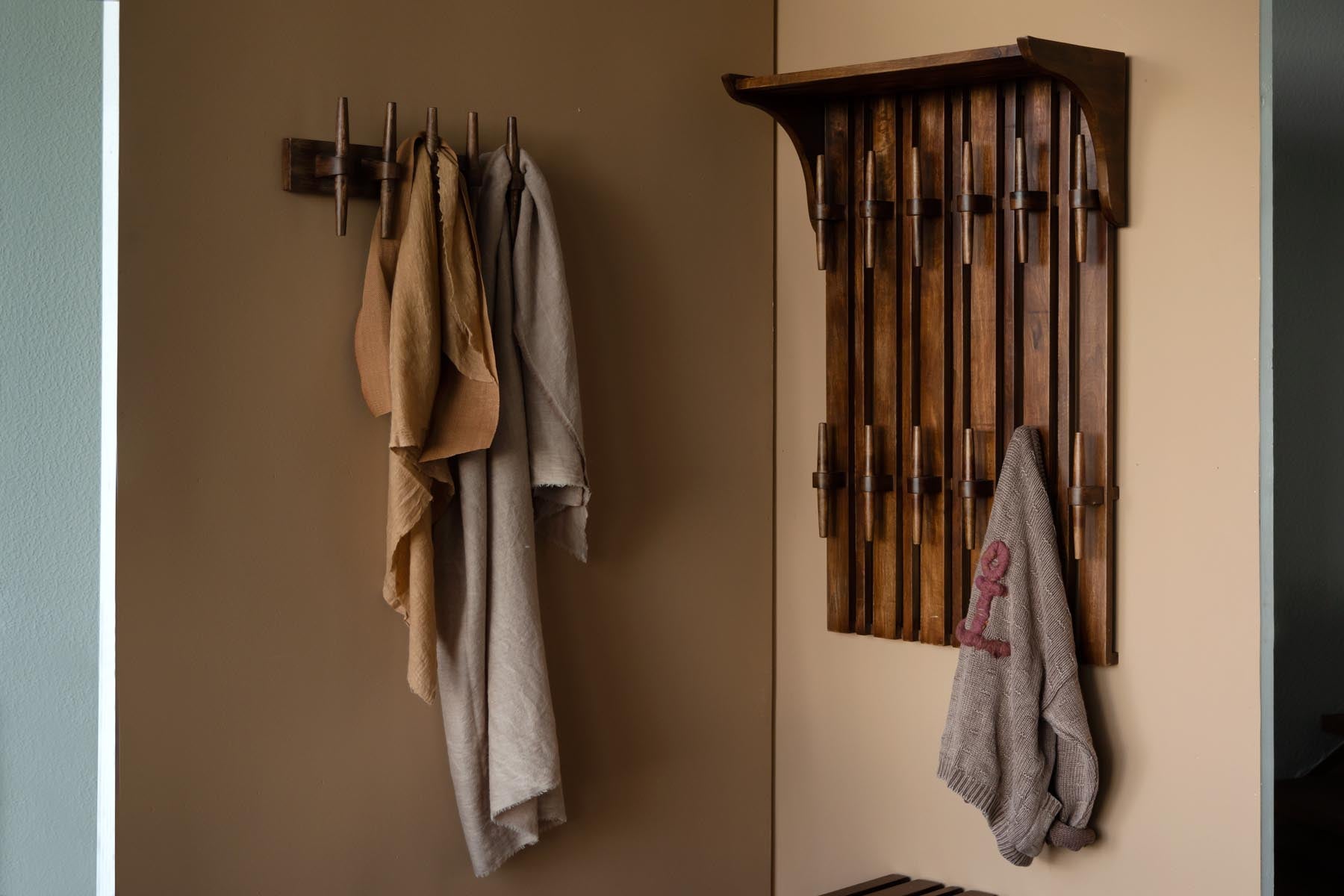 Wandgarderobe Jakub in Walnuss präsentiert im Onlineshop von KAQTU Design AG. Garderobe ist von Dutchbone