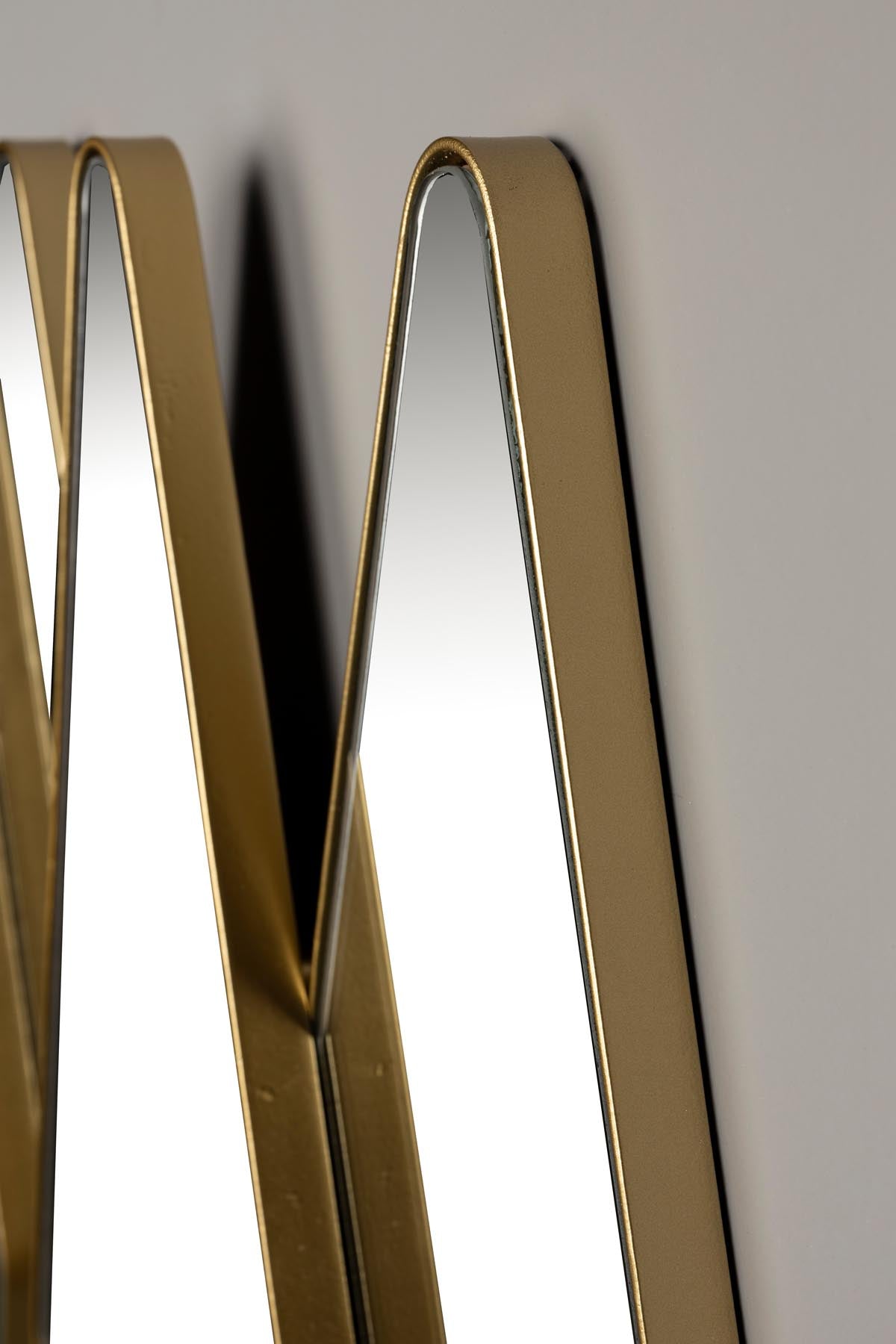 Spiegel Kyoko in Gold präsentiert im Onlineshop von KAQTU Design AG. Wandspiegel ist von Dutchbone