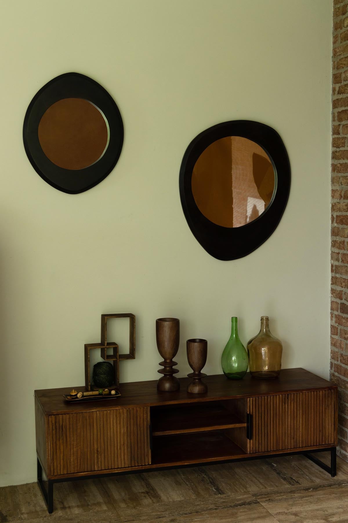 Spiegel Aren Wood in Schwarz präsentiert im Onlineshop von KAQTU Design AG. Wandspiegel ist von Dutchbone