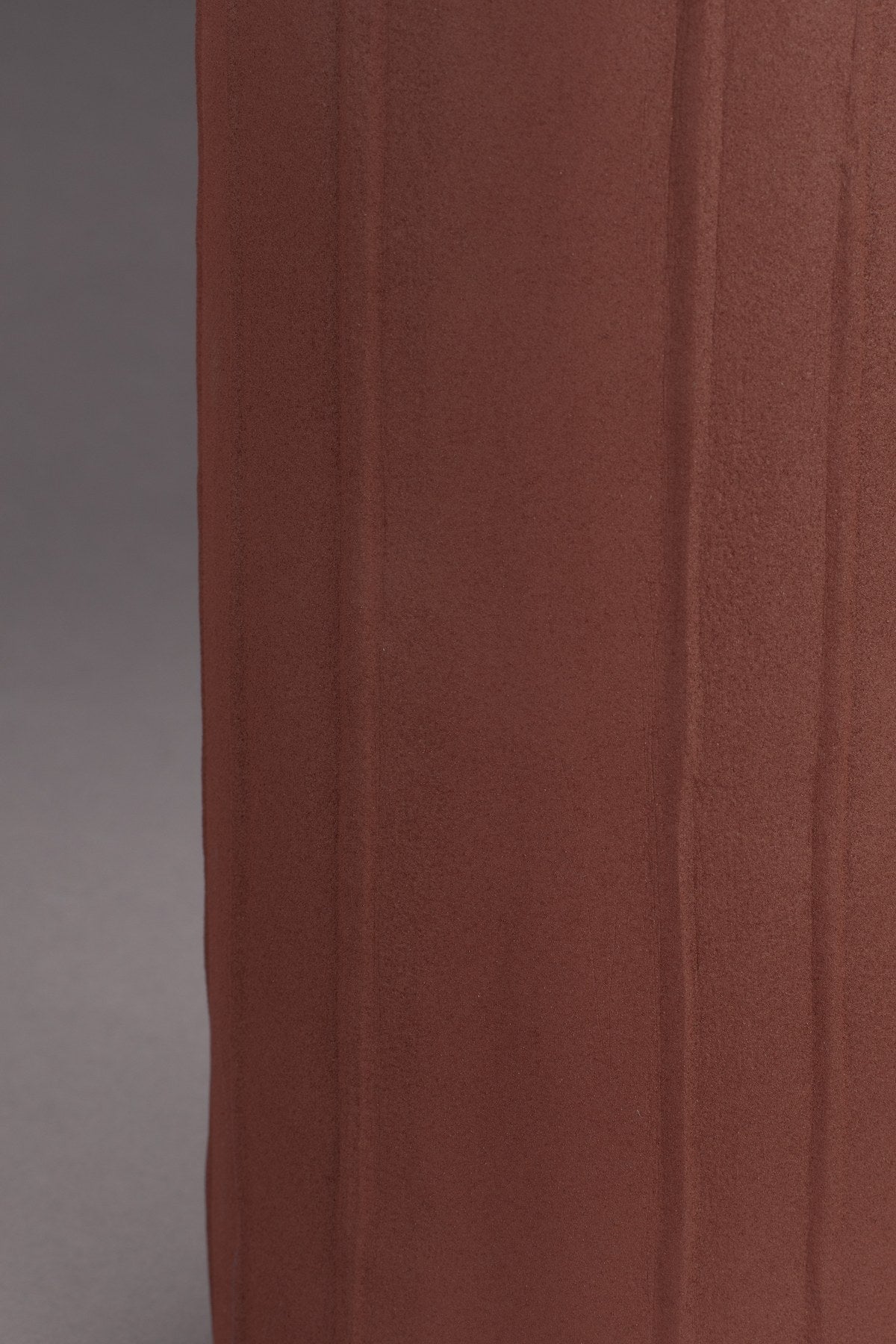 Rote Vase Rander Terra von Dutchbone aus mattem, pulverbeschichtetem Aluminium mit dem Aussehen einer Terrakottavase, schlichte runde Form.
