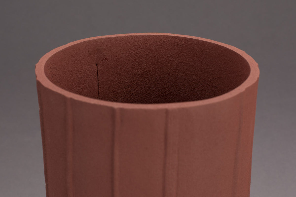 Rote Vase Rander Terra von Dutchbone aus mattem, pulverbeschichtetem Aluminium mit dem Aussehen einer Terrakottavase, schlichte runde Form.