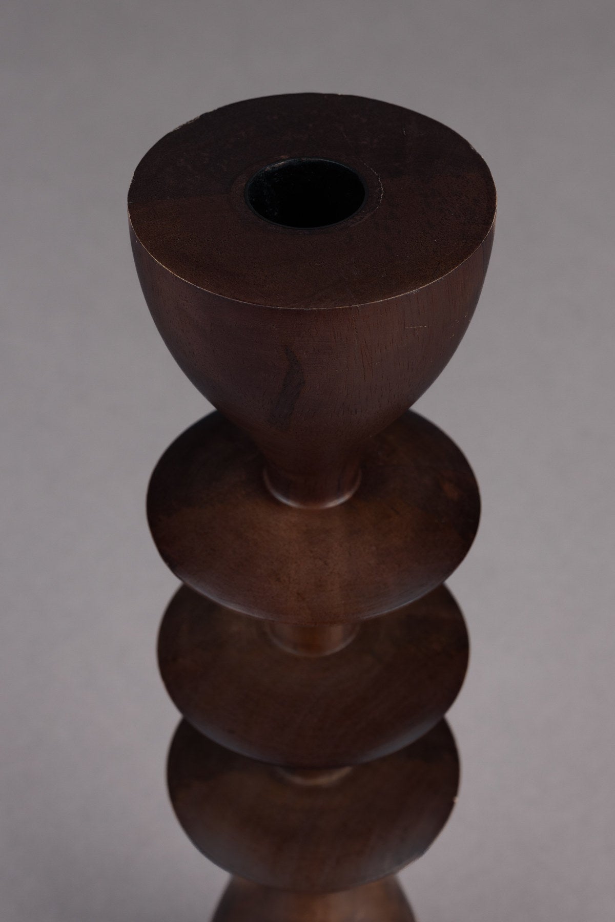 Brauner Kerzenständer Pernilla aus Mangoholz mit organischer Form