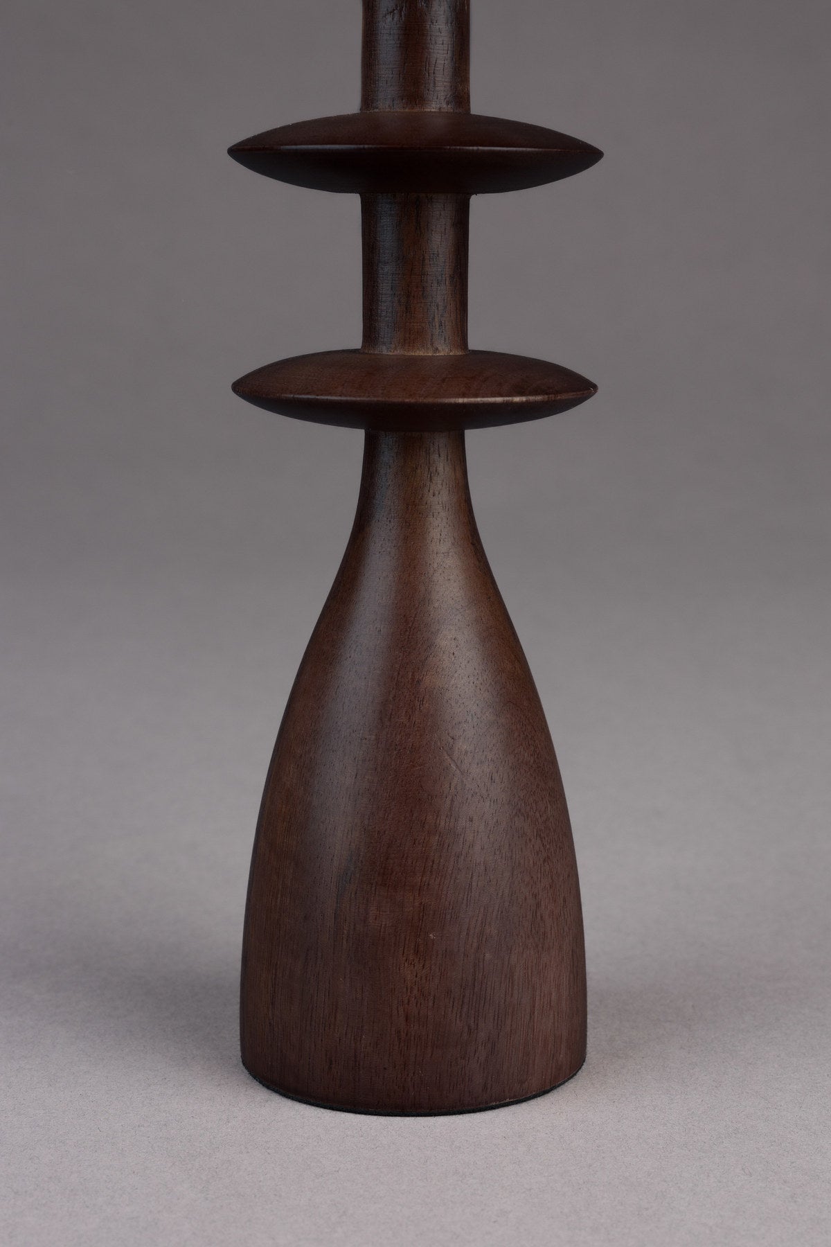Brauner Kerzenständer Pernilla aus Mangoholz mit organischer Form