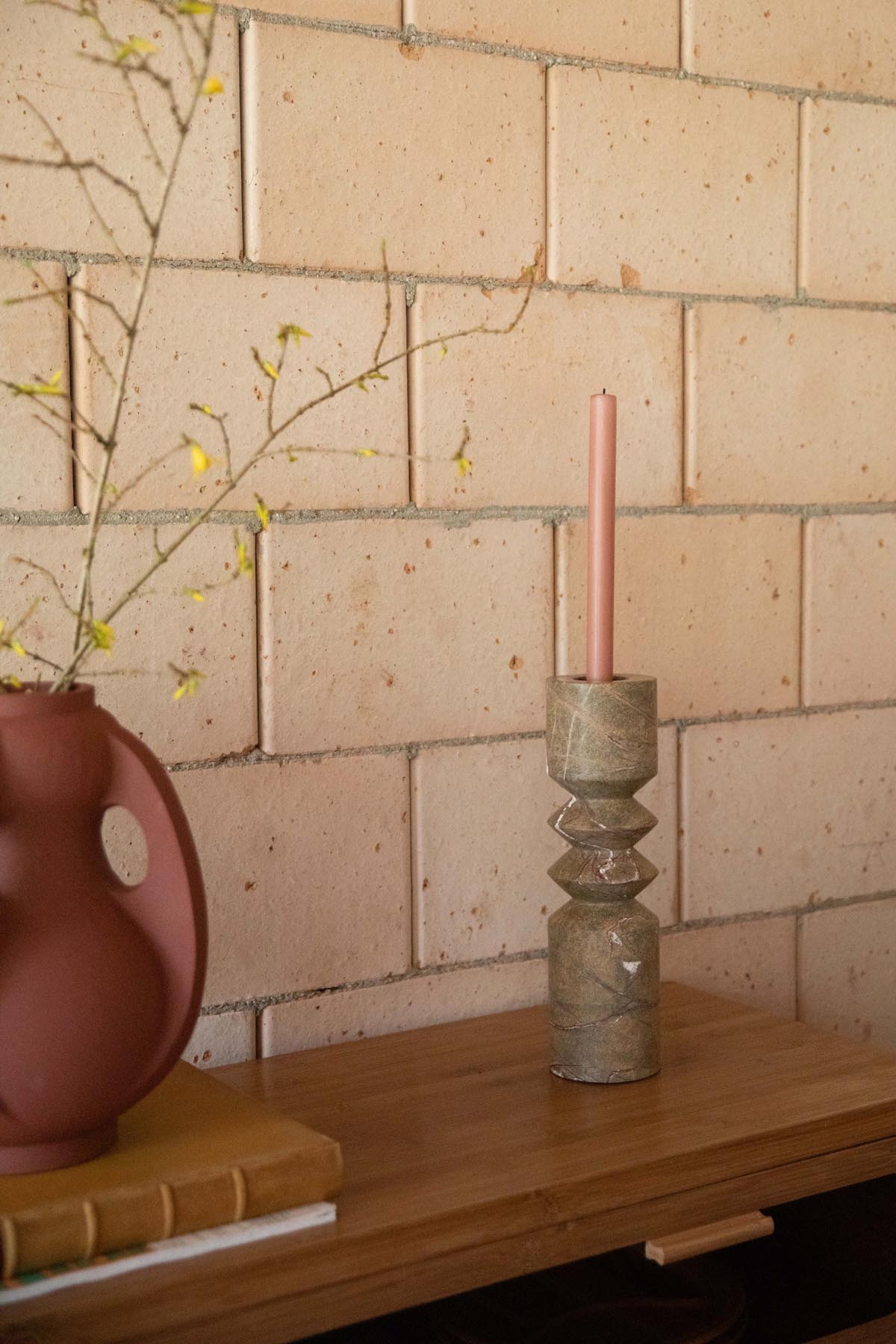 Kerzenständer Satpura Brauner Marmor in Braun präsentiert im Onlineshop von KAQTU Design AG. Kerzenständer ist von Dutchbone