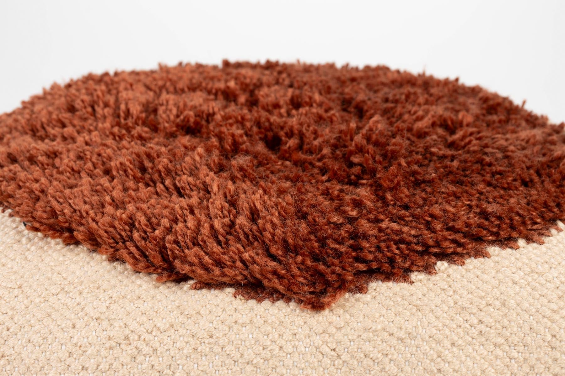 Kissen Haydon Ball 45x45 in Beige präsentiert im Onlineshop von KAQTU Design AG. Deko Kissen ist von Dutchbone