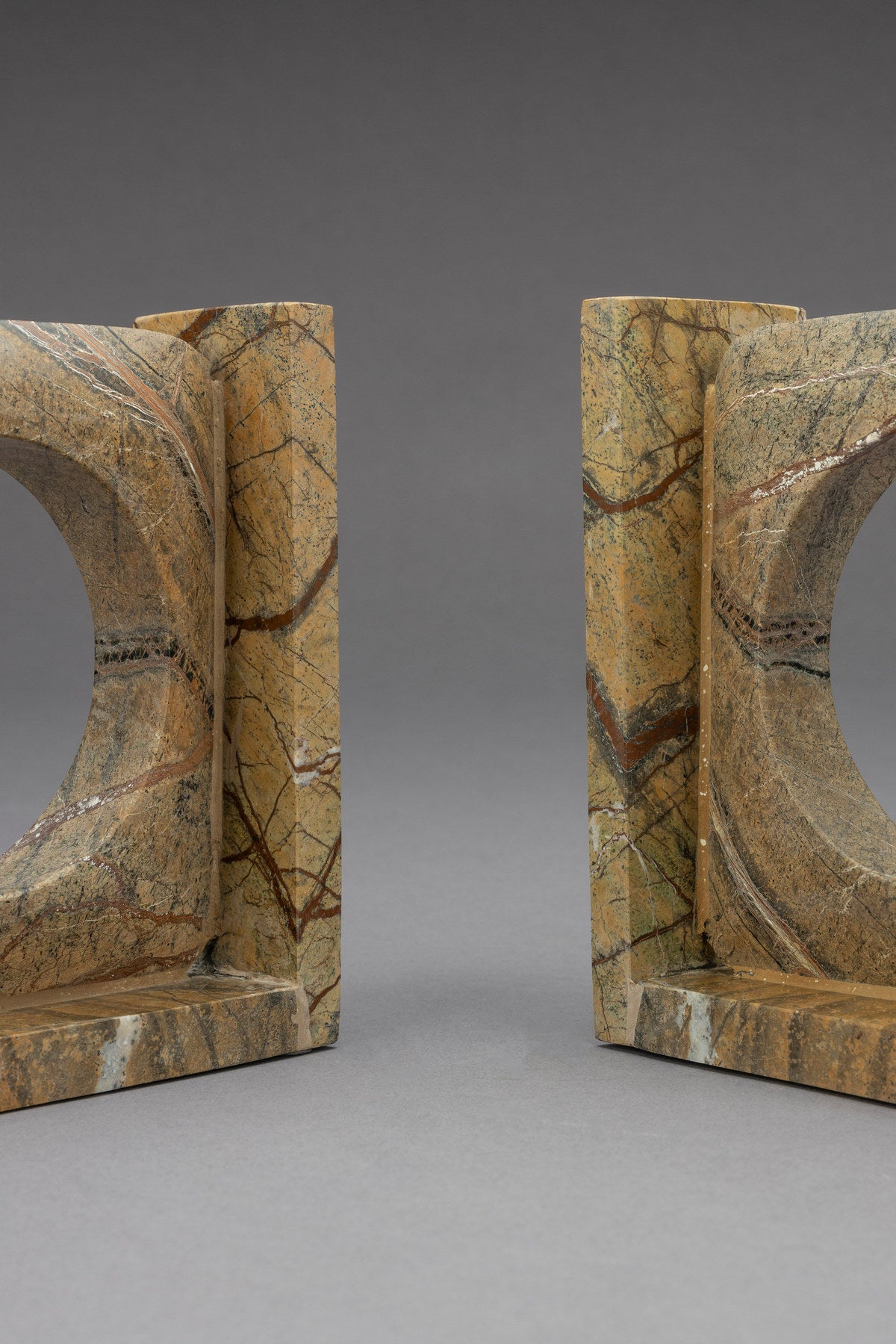 Buchstütze Satpura Brauner Marmor (2er-Set) in Braun präsentiert im Onlineshop von KAQTU Design AG. Haushaltshilfen ist von Dutchbone