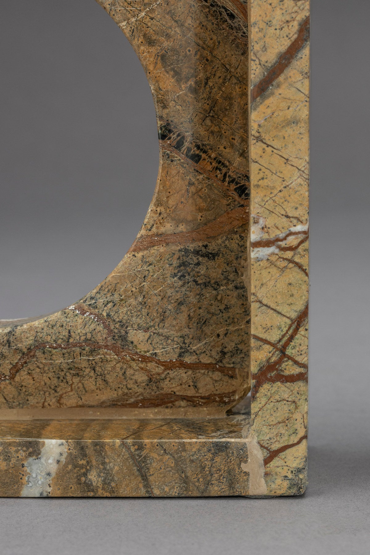Buchstütze Satpura Brauner Marmor (2er-Set) in Braun präsentiert im Onlineshop von KAQTU Design AG. Haushaltshilfen ist von Dutchbone