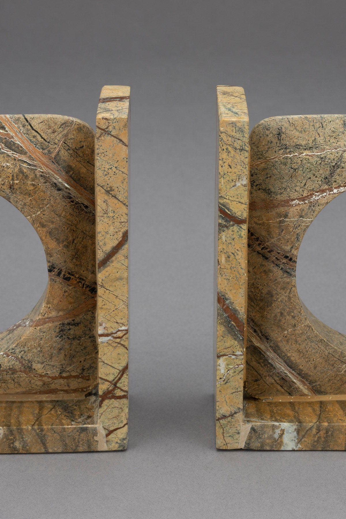 Buchstütze Satpura Brauner Marmor (2er-Set) in Braun präsentiert im Onlineshop von KAQTU Design AG. Haushaltshilfen ist von Dutchbone