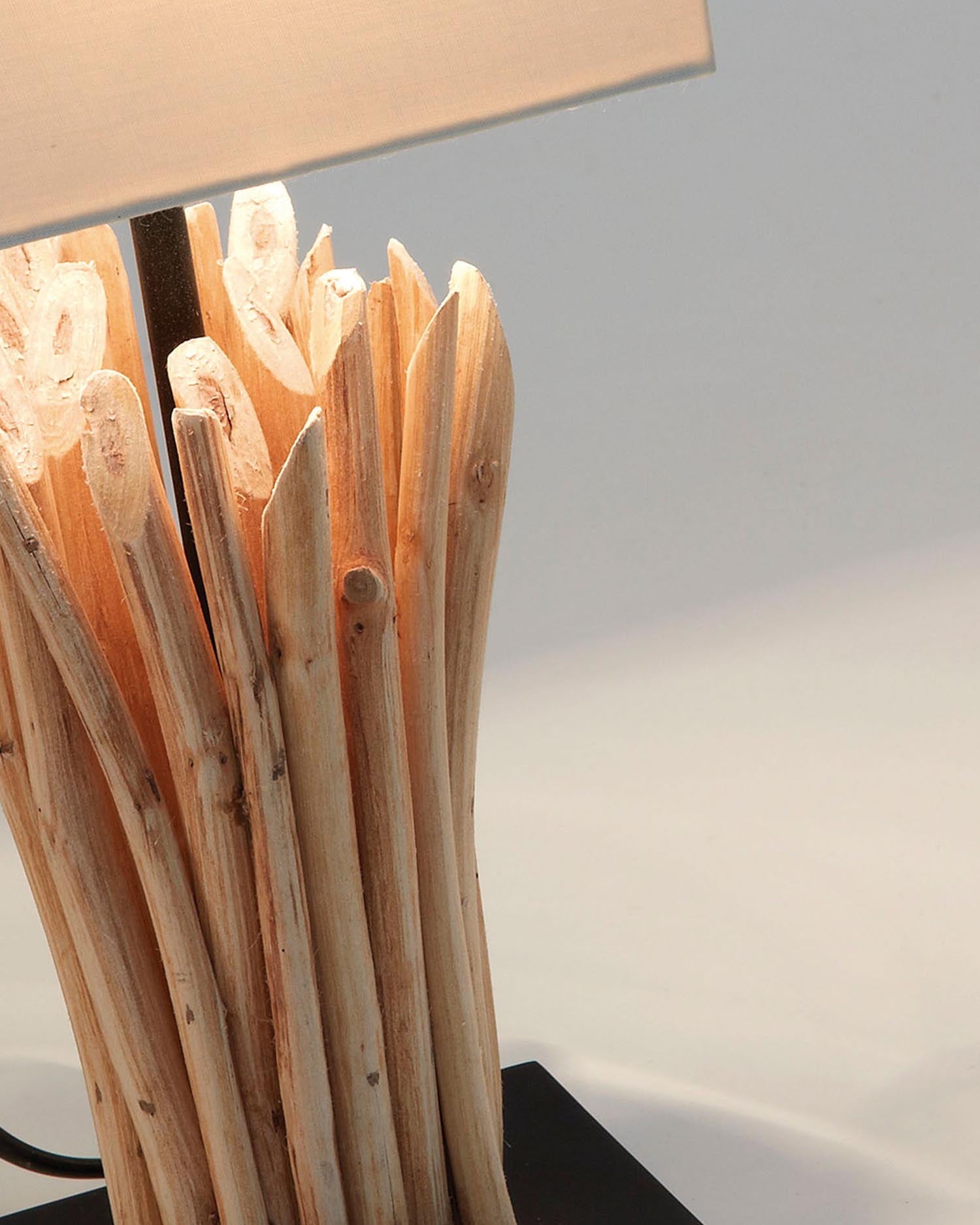 Elegante Tischlampe Boop aus massivem Rotholz und Baumwolle, ideal für nachhaltige Wohnräume und eine warme Lichtatmosphäre.