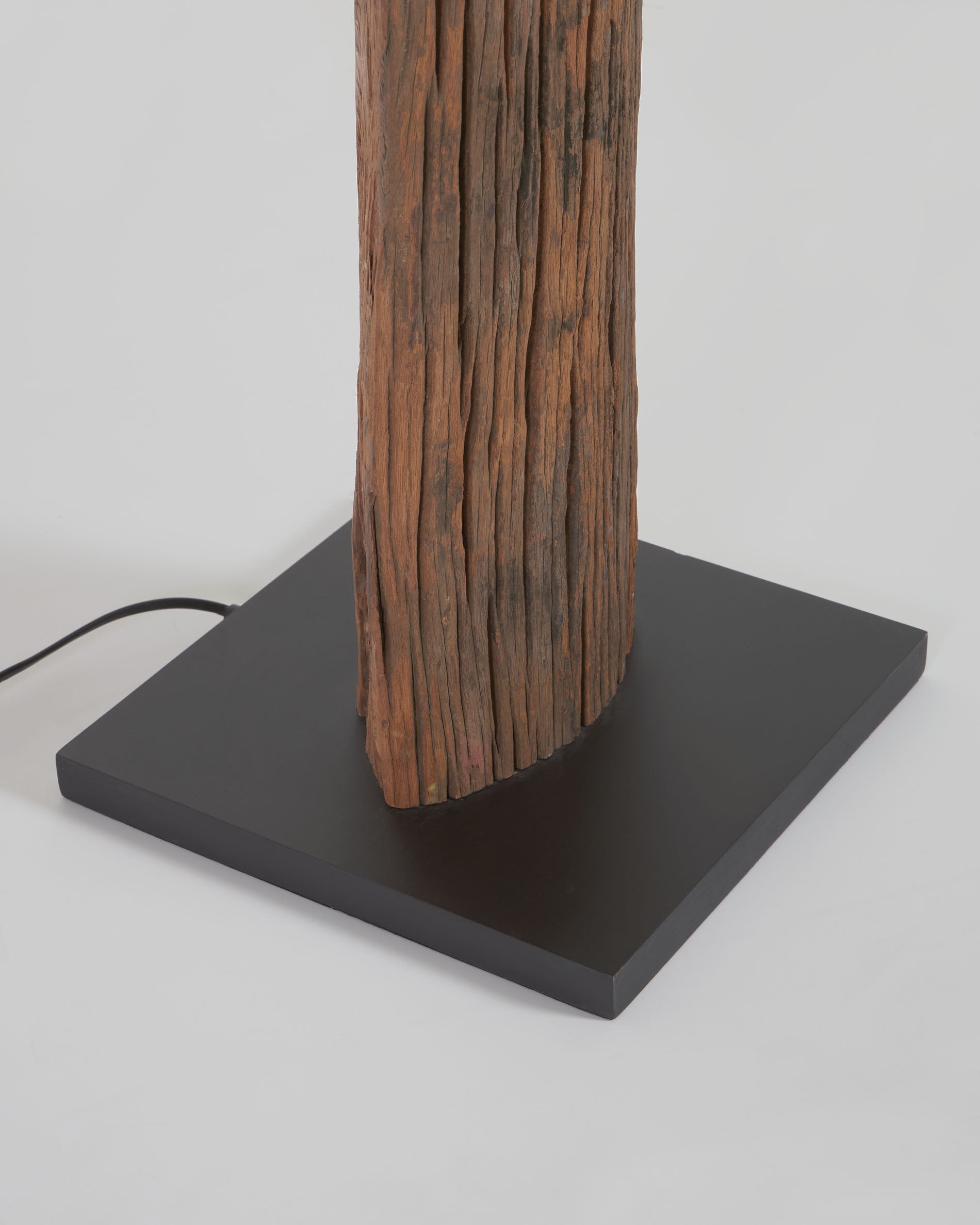 Elegante Powell Stehlampe aus recyceltem Tropenholz und Baumwolle, schafft eine warme Atmosphäre und passt perfekt in jedes Zuhause.