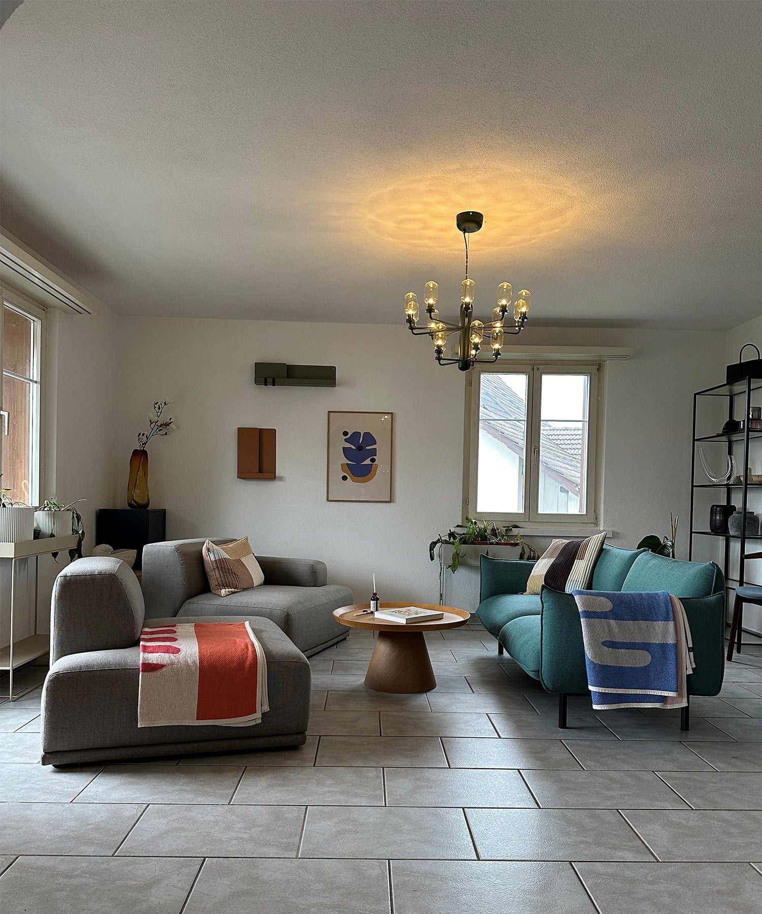 Zweiersofa Ark Modular mit hellgrauem Stoffbezug, schlichtes und elegantes Design, ausgestellt in einem modernen Ambiente.