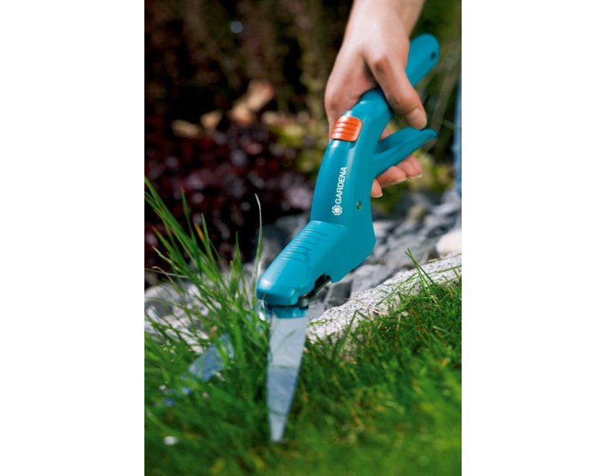 Grüne und silberfarbene Grasschere von GARDENA mit ergonomischem Griff und glanzverzinkten, gehärteten Messern für den Rasenkantenschnitt.