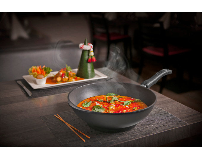 GASTROLUX Wok mit Stiel Biotan ø 30 cm in Schwarz präsentiert im Onlineshop von KAQTU Design AG. Wok Pfanne ist von GASTROLUX