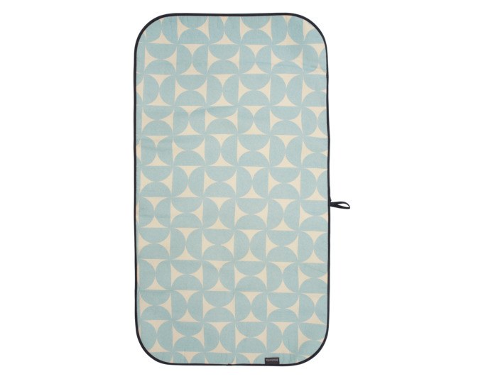 Blaue Bügeldecke von BRABANTIA mit 6-lagigem Aufbau, rutschfester Unterseite und Aufhängeschlaufe, Grösse 65 x 120 cm auf ebener Fläche.