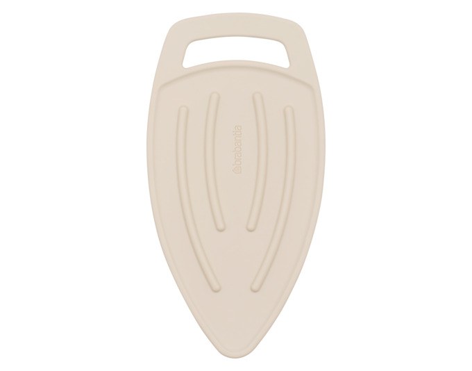 Beige Silikon-Bügeleisenpad von BRABANTIA in flacher rechteckiger Form, Masse 28.5 x 15 x 0.5 cm, mit weissen Akzenten am Rand.