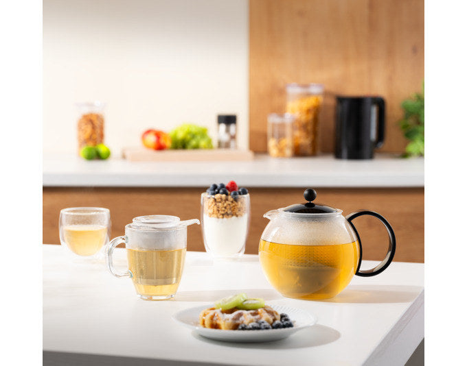 BODUM Teekanne mit Kunststoffsieb 1 l in Schwarz, Transparent präsentiert im Onlineshop von KAQTU Design AG. Teekrüge ist von BODUM