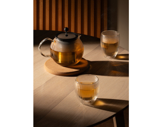 BODUM Teekanne Assam Glasgriff 1 l in Transparent präsentiert im Onlineshop von KAQTU Design AG. Teekrüge ist von BODUM