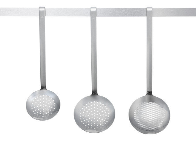 RÖSLE Schaumlöffel flach mit Haken grob gelocht ø 12 cm in Silber präsentiert im Onlineshop von KAQTU Design AG. Schaumlöffel ist von RÖSLE