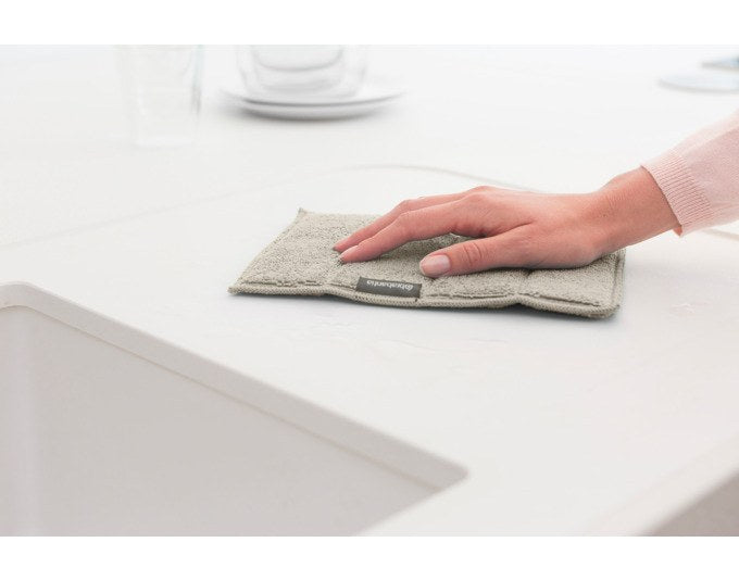 Drei rechteckige Mikrofasertücher von BRABANTIA in soft beige und weiss, gefaltet übereinander liegend, für Spülen und Reinigen in der Küche.