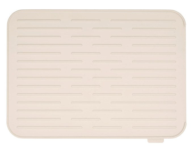 Silikon-Abtropfmatte SinkSide von BRABANTIA in Soft Beige mit Rillenstruktur und erhöhtem Rand, rechteckige Form, auf Küchenarbeitsfläche.