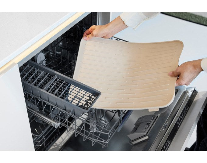 Silikon-Abtropfmatte SinkSide von BRABANTIA in Soft Beige mit Rillenstruktur und erhöhtem Rand, rechteckige Form, auf Küchenarbeitsfläche.