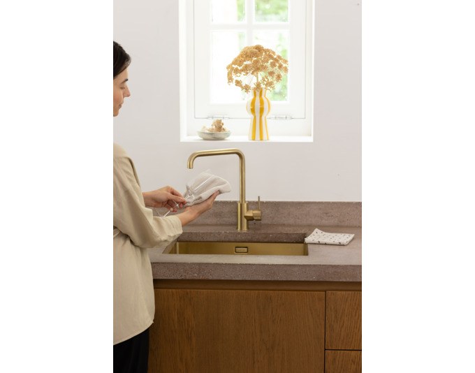 Zwei quadratische Microfasertücher in soft beige und weiss, gefaltet übereinander liegend, mit feiner Gewebestruktur sichtbar.
