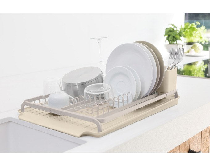 Abtropfständer BRABANTIA SinkSide in Soft beige und Weiss mit Gestell für Teller, Besteckkorb und schräger Abtropfschale mit Rillen.