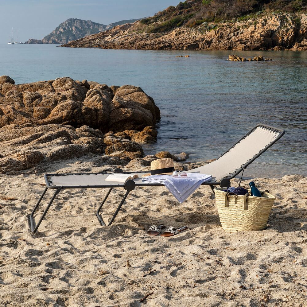 LAFUMA Liege Siesta seigle titane in Seigle, Braun, Titane, Grau präsentiert im Onlineshop von KAQTU Design AG. Liegestuhl ist von LAFUMA
