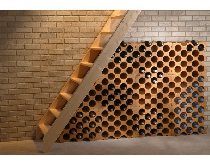 Hellbraunes bis braunes Weinregal aus Styropor mit Ablagefächern für 15 Flaschen, kompakte Form mit Kerbe zum sicheren Stapeln der Regale.