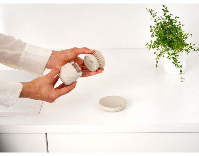Zwei Ersatzbürstenköpfe aus Kunststoff mit Polyesterborsten in soft beige und weiss, passend für die Brabantia Spülbürste mit Spülmittelspender.