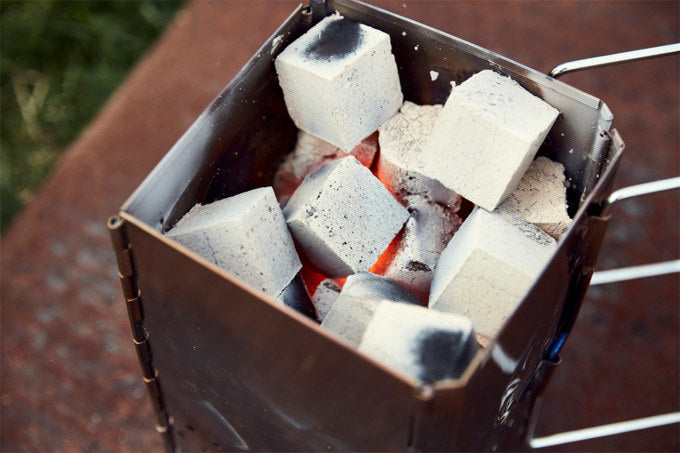 MCBRIKETT Grillkohle Kokoko Cubes 8 kg in Schwarz präsentiert im Onlineshop von KAQTU Design AG. Grillkohle ist von MCBRIKETT