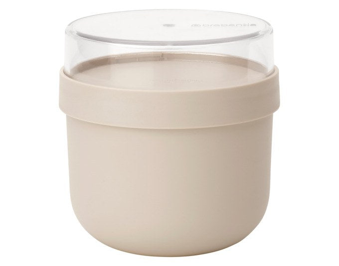Runde Joghurt-Bowl aus Kunststoff in soft beige mit aufschraubbarem Topping-Behälter und Deckel, Fassungsvermögen 0.5 Liter, von BRABANTIA.