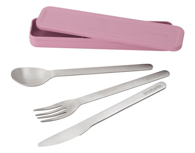 Produktfoto des BRABANTIA Besteck Set Make & Take lilac pink: Messer, Gabel und Löffel aus Edelstahl in einem kompakten rosa-grauen Kunststoffetui.