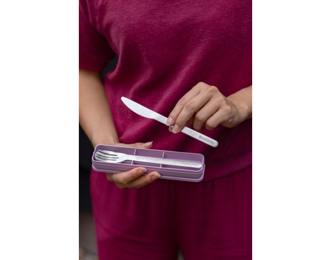 Produktfoto des BRABANTIA Besteck Set Make & Take lilac pink: Messer, Gabel und Löffel aus Edelstahl in einem kompakten rosa-grauen Kunststoffetui.